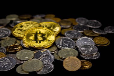 Siyah arka planda Altın Bitcoin, para