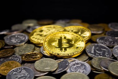 Siyah arka planda Altın Bitcoin, para