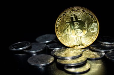 Siyah arka planda Altın Bitcoin, para