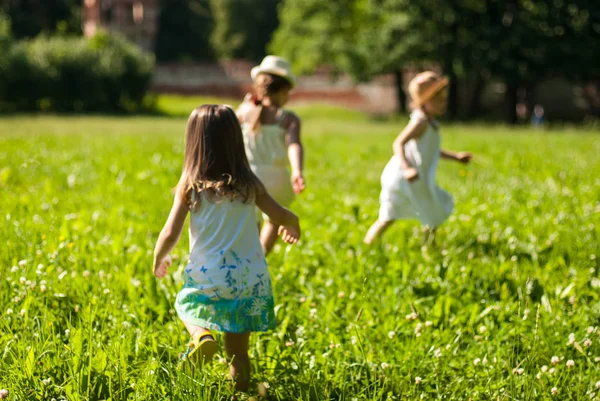 在草地上玩耍的小女孩 — 图库照片