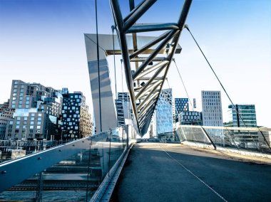 Güzel farklı modern binalar, köprü Oslo'nun barkod ilçesinden Fiyordu gibi Norveç'te bir kentsel ve süper trendy üzerinden yükselir. 22 Kasım 2017, Oslo Norveç