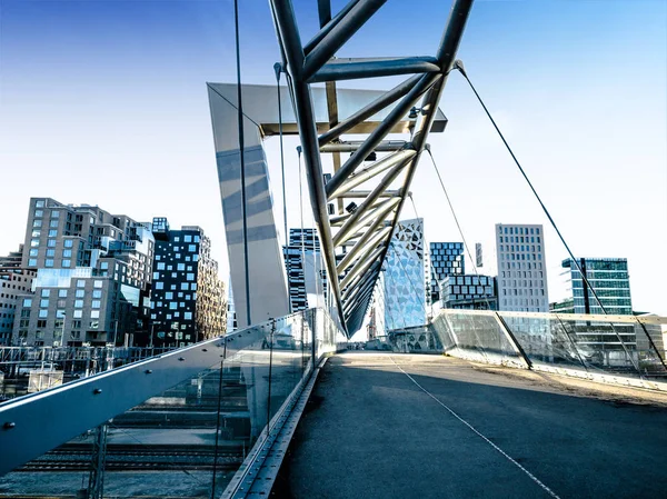 Güzel farklı modern binalar, köprü Oslo'nun barkod ilçesinden Fiyordu gibi Norveç'te bir kentsel ve süper trendy üzerinden yükselir. 22 Kasım 2017, Oslo Norveç