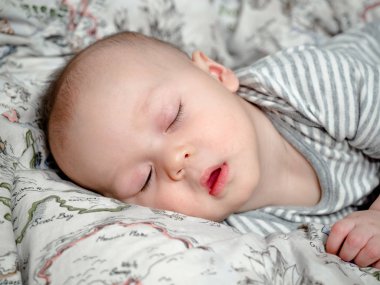 Mutlu uyuyan bebek 5 aylık yarım yarış Asya beyaz çocuk, sağlıklı çocuk bebek çocuk karışık. Yatakta yarı Tay yarım Lehçe