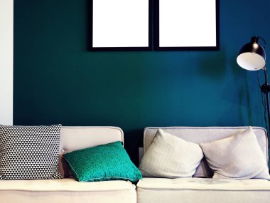 Mock-up, mockup sergi, modern yaratıcı hipster oturma odası, stüdyo, ofis kanepe yastık, kanepe ve lamba, beyaz ile birlikte fotoğraf çerçevesi düz renk, yeşil duvar ve Beyaz ahşap masanın boşalt