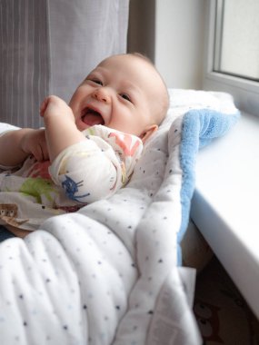 Şirin mutlu gülüyor 5 aylık yarım yarış Asya beyaz çocuk mutlu gülümseyerek ve kameraya, gülen sağlıklı çocuk bebek çocuk arıyorsunuz karışık. Yarım Tay yarım Lehçe.