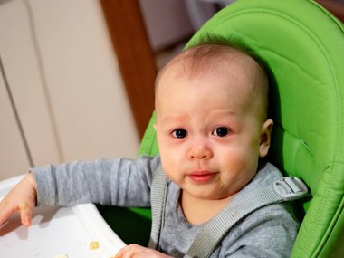 Çocuk kaka Blw yöntemi ile sebze yemek yerken bebeğim, led Sütten kesme bebeğim. Mutlu vejetaryen çocuk öğle yemeği yemeyi. Yürümeye başlayan çocuk yemek kendini kendi kendini besliyor. bebek bebek bebek sütten kesmek tarafından liderliğindeki yeme. Kırmızı komik surat.
