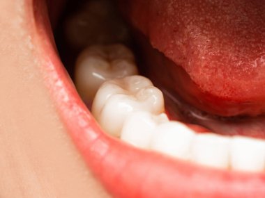 Asyalı Çinli Tay kadın kadın makyaj yüz closeup çekim. Kırmızı dudaklar ruj ve sağlıklı diş beyaz harika mükemmel dişleri olan kadın. Gülümseyen, diş dişçi kliniğine kavram. ağız açık. yirmilik diş