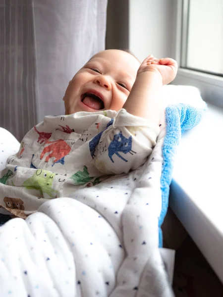 Carino 5 mesi misto metà razza asiatico caucasico ragazzo guardando felice sorridente e ridendo della fotocamera, bambino sano bambino ragazzo. Metà thailandese metà polacco . — Foto Stock