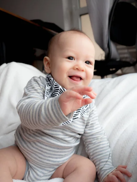 Carino bello 6 mesi misti mezza razza est asiatico caucasico ragazzo cercando felice sorridente e ridendo della fotocamera, bambino sano ragazzo. Mezzo polacco tailandese nel letto. Saluta. . — Foto Stock