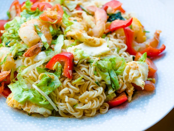 Ensalada de fideos instantáneos picantes estilo tailandés con mariscos, camarones, tomate y verduras . — Foto de Stock