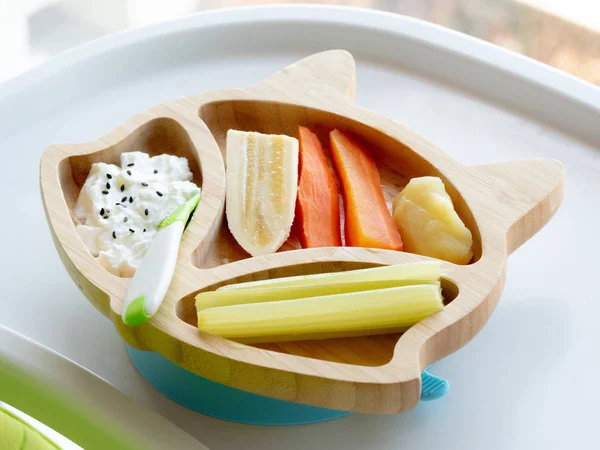 Bebé comiendo por las manos, Bebé comiendo verduras biológicas orgánicas con el método BLW, bebé llevó el destete. Feliz chico vegetariano comiendo. El niño se come a sí mismo, se alimenta a sí mismo. bebé bebé comiendo . — Foto de Stock