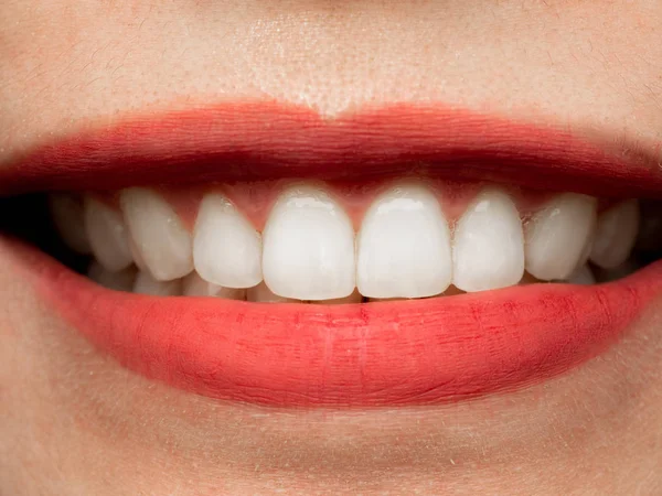 Primer plano de humano asiático chino tailandés mujer mujer maquillaje cara. Mujer con labios rojos lápiz labial y dientes sanos dental blanco grandes dientes perfectos. Sonriente, concepto de clínica dentista dental . —  Fotos de Stock