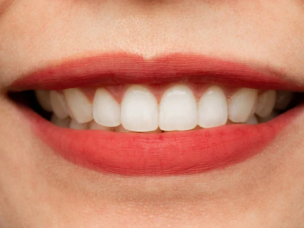 Primer plano de humano asiático chino tailandés mujer mujer maquillaje cara. Mujer con labios rojos lápiz labial y dientes sanos dental blanco grandes dientes perfectos. Sonriente, concepto de clínica dentista dental . —  Fotos de Stock