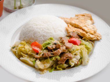 Tay dili ve Çince stil kızarmış Wombok heyecan veya domuz eti ile Çin lahanası ve istiridye sosu pirinç yasemin ve kızarmış yumurta, Tay omlet ile servis.