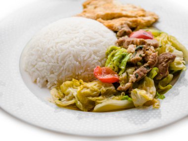 Tay dili ve Çince stil kızarmış Wombok heyecan veya domuz eti ile Çin lahanası ve istiridye sosu pirinç yasemin ve kızarmış yumurta, Tay omlet ile servis.