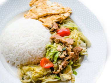 Tay dili ve Çince stil kızarmış Wombok heyecan veya domuz eti ile Çin lahanası ve istiridye sosu pirinç yasemin ve kızarmış yumurta, Tay omlet ile servis.