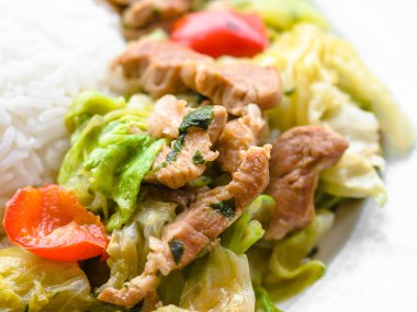 Tay dili ve Çince stil kızarmış Wombok heyecan veya domuz eti ile Çin lahanası ve istiridye sosu pirinç yasemin ve kızarmış yumurta, Tay omlet ile servis.