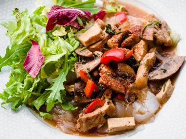 Geniş Pirinç Noodle sebze ve et ve koyu soya sosu Çince style ile