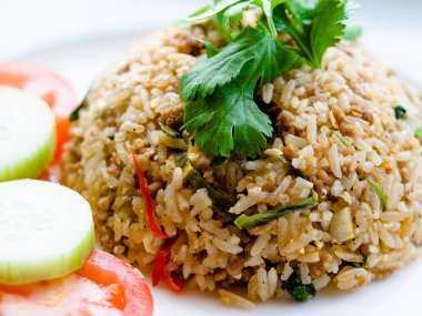 Tayland kızarmış pilav baharatlı Tom Yum sos ve kıyılmış domuz, (seçici odak), Tay street gıda, ev yapımı yiyecek.