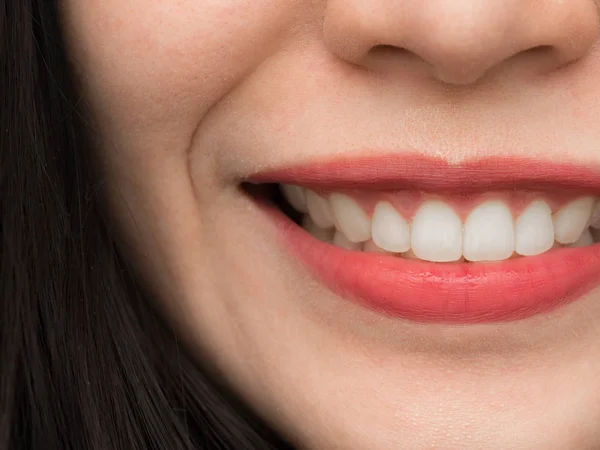 Detailní záběr Asijská Čínská Thajská žena ženy make-up obličeje. Žena s červenými rty rtěnku a zdravé zubní bílé velké dokonalé zuby. Usměvavý, zubní zubní kliniky koncept. otevřenými ústy. zub moudrosti — Stock fotografie