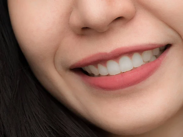 Primer plano de asiático chino tailandés mujer mujer maquillaje cara. Mujer con labios rojos lápiz labial y dientes sanos dental blanco grandes dientes perfectos. Sonriente, concepto de clínica dentista dental. boca abierta. muela de sabiduría —  Fotos de Stock