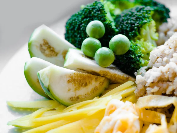 Berenjena tailandesa para acompañamiento de arroz frito con pasta de camarones, comida de estilo tailandés. Comida asiática, verduras, huevos, tofu — Foto de Stock