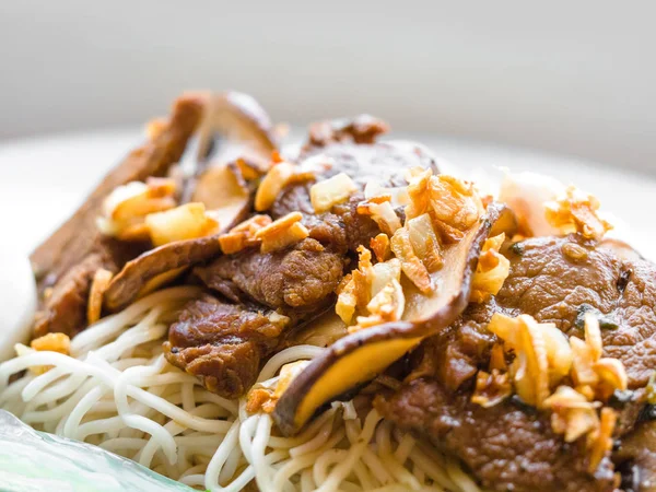 Macarrão amarelo de ovo Wantan com carne de porco assada e cogumelos, servido com ovos e legumes cozidos, macarrão de estilo asiático chinês, molho de soja e alho . — Fotografia de Stock