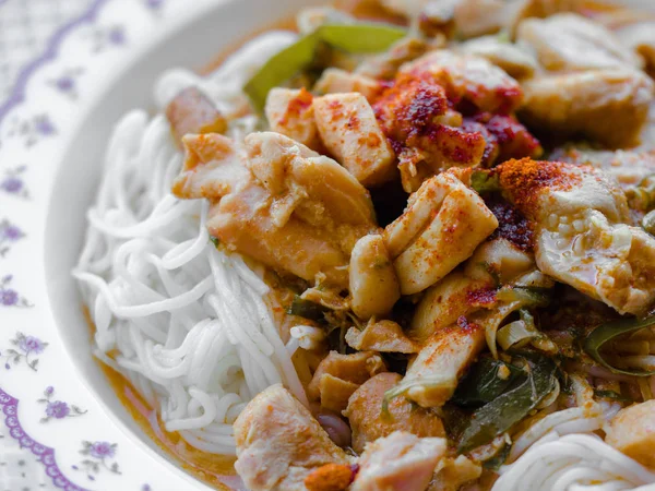 Cerca, Close-up estilo tailandés picante arroz vermicelli con pollo al curry, Khanom Jin Nam Ya es fideos de arroz con salsa de curry rojo de pollo. — Foto de Stock