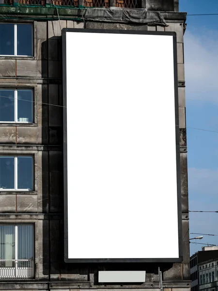 Bygga fasad, Tom vitboken styrelsen på grunge tegelröda vägg textur bakgrund, håna upp annonser mall, affärsidé presentation innehåll. — Stockfoto