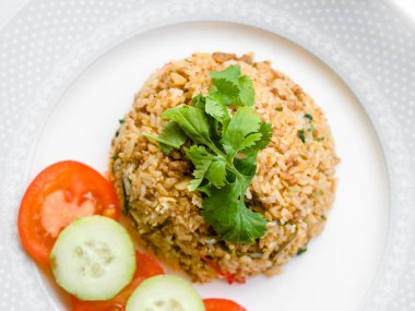 Tayland kızarmış pilav baharatlı Tom Yum sos ve kıyılmış domuz, (seçici odak), Tay street gıda, ev yapımı yiyecek.