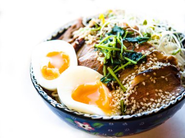 Kavrulmuş et domuz eti ya da ördek üst ve yumurta ile Çin eriştesi, geleneksel yeşil soğan ve yumurta çorbası erişte.