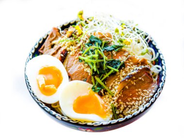 Kavrulmuş et domuz eti ya da ördek üst ve yumurta ile Çin eriştesi, geleneksel yeşil soğan ve yumurta çorbası erişte.