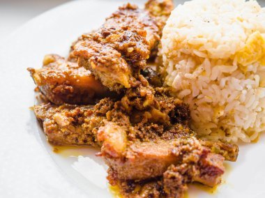 Izgara domuz pirzola. Marine edilmiş geleneksel baharat, sarımsak, zerdeçal kızarmış pilav ile Domuz kaburga keser