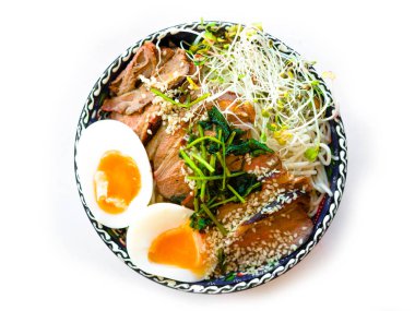 Kavrulmuş et domuz eti ya da ördek üst ve yumurta ile Çin eriştesi, geleneksel yeşil soğan ve yumurta çorbası erişte.