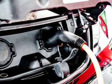 Elektrikli Araba şarj etmek için güç kaynağı. Elektrikli araç şarj istasyonu. Bir elektrikli araba kullanılıyorsa, elektrikli araç şarj istasyonu takılı güç kaynağının yakın çekim.