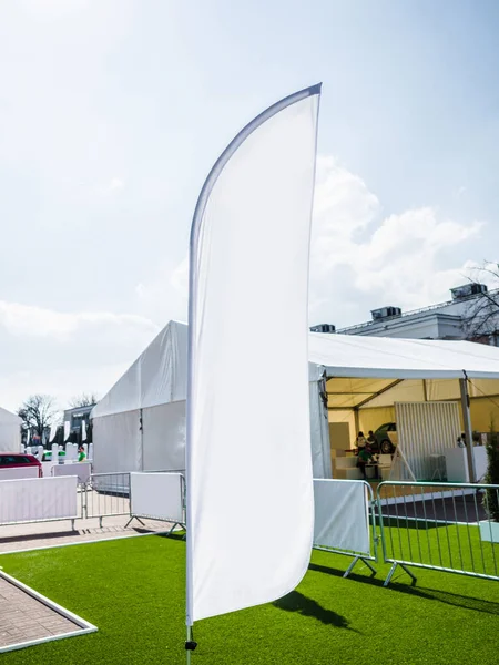 Girlanda puste białe pióro wklęsłe makieta, plaża flagi. Odkryty flagi reklamowe, reklama Tarcza flaga, baner lub banner pionowy wind makieta szablonu. — Zdjęcie stockowe