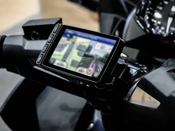 Motorradnavigation am Lenker des Fahrrads, Ortung auf Landkarten mit dem Handy auf dem Smartphone. — Stockfoto