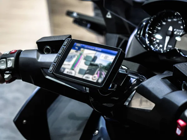 Motorradnavigation am Lenker des Fahrrads, Ortung auf Landkarten mit dem Handy auf dem Smartphone. — Stockfoto