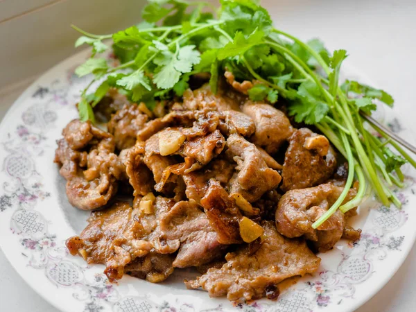 A carne de porco mexe o alho frito e a fonte de soja servem com o coentro fresco. Comida tailandesa., Comida tailandesa, deliciosa cozinha tailandesa . — Fotografia de Stock