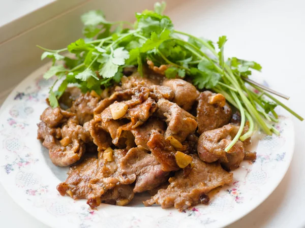 A carne de porco mexe o alho frito e a fonte de soja servem com o coentro fresco. Comida tailandesa., Comida tailandesa, deliciosa cozinha tailandesa . — Fotografia de Stock