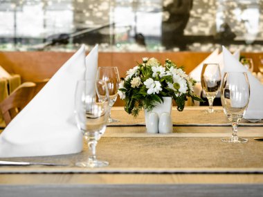 Gözlük ve plaka restoran otel, cam ahşap masa, iş insanlar parti kutlama başarı kavramı, akşam yemeğinde şarap tablo