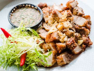 Tay dili-Laos tarzı derin baharatlı sos ile gevrek domuz kızarmış ve buharda ıslak pilav, sebze, biber