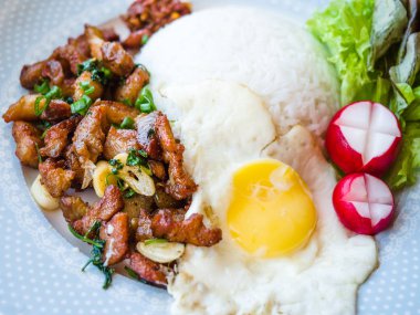 Tay tarzı derin kızarmış sarımsak domuz Tay Jasmine pirinç ve kızarmış yumurta, sebze ile devam eder.