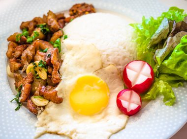 Tay tarzı derin kızarmış sarımsak domuz Tay Jasmine pirinç ve kızarmış yumurta, sebze ile devam eder.