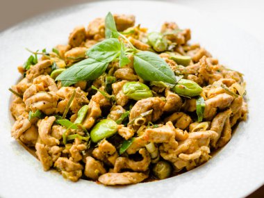 Güney Tay kuru köri tavuk Khua Kling acı ile fasulye, KötüNiyetli küme bean, koku fasulye