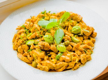 Güney Tay kuru köri tavuk Khua Kling acı ile fasulye, KötüNiyetli küme bean, koku fasulye