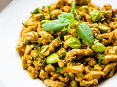 Güney Tay kuru köri tavuk Khua Kling acı ile fasulye, KötüNiyetli küme bean, koku fasulye