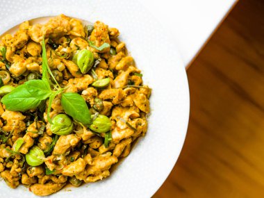 Güney Tay kuru köri tavuk Khua Kling acı ile fasulye, KötüNiyetli küme bean, koku fasulye