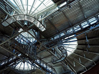 Metal platformu inşaat, merdivenler, bir sürü çelik bariyerler.