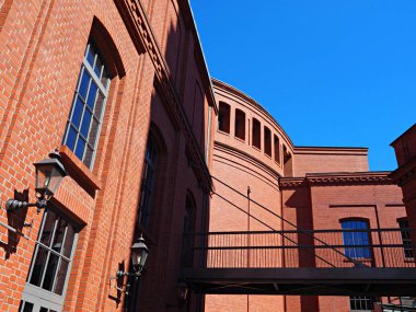 Eski bira, kırmızı tuğla eski bina yapılmış